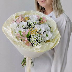 Букет с ромашками, хризантемой и альстромерией