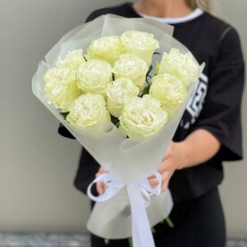 Букет из 11 белых голландских роз Мунстоун