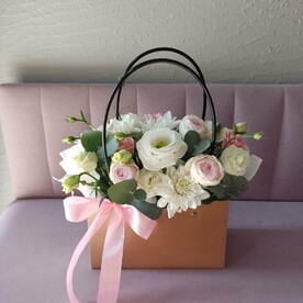 Коробка с эустомой и кустовой розой