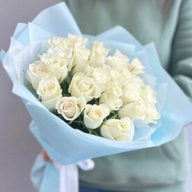 Букет из 25 кенийских роз в голубом оформлении