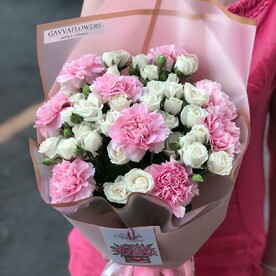 Нежный букет из диантуса и пионовидной кустовой розы