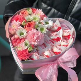 Композиция сердце цветы + рафаэлло 💗