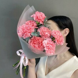 Букет-комплимент с розового диантуса и эвкалиптом 💌