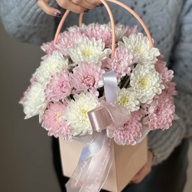 Композиция с кустовыми хризантемами