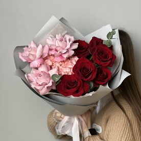 Букет розовые и красные розы