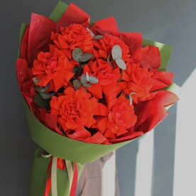 Ярко-красные вывернутые розы