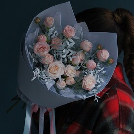 Пионовидные розы с белой фисташкой