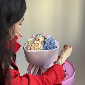 Букет с гортензией и диантусами