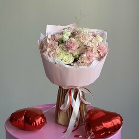 Букет с гортензией и кустовой розой