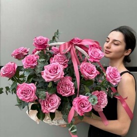 Корзина с пионовидными розами