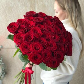 35 красных роз