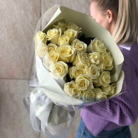 25 белых роз