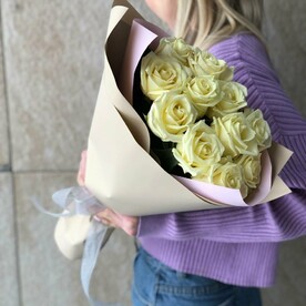 11 белых роз