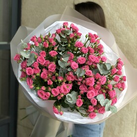 Дуэт кустовых роз и эвкалипта