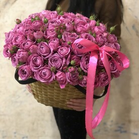 Корзина с пионовидными кустовыми розами