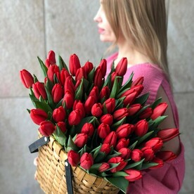 51 красный тюльпан в корзине