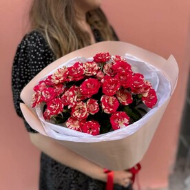 Букет из красных кустовых роз