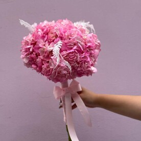 Розовый букет из гортензии