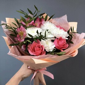 Нежный букет с хризантемой и розой