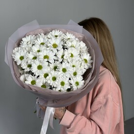 Букет из 7 хризантем «ромашек» в стильном оформлении