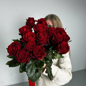 Букет из 15 красных премиум роз