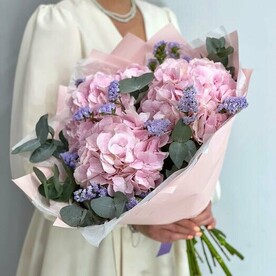 Авторский нежный букет из гортензий и статицы