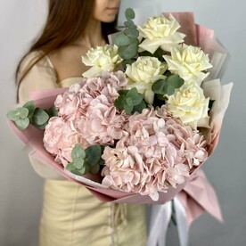 Авторский букет с гортензией и французской розой