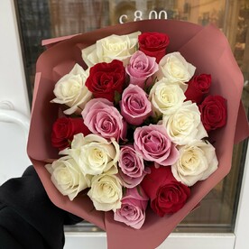Моно букет из роз цвета микс красный белый розовый
