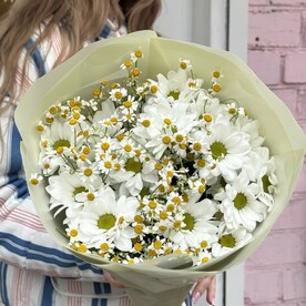 Букет с хризантемой ромашки и танацетумом