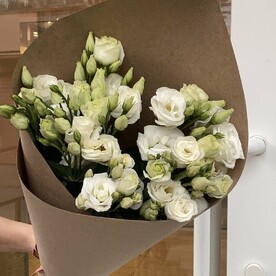 Моно букет из белой эустомы в крафте