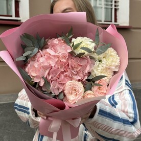 Сборный букет с розовой гортензией, белой гвоздикой
