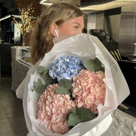 Монобукет из розовой и голубой гортензии и эвкалипта