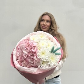Букет с розовой гортензией и белой хризантемой кустовой