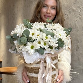 Композиция «Нежность в корзине» в эко корзине с кустовой хризантемой