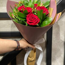 Роза, Рускус, Альстромерия, Дизайнерская упаковка