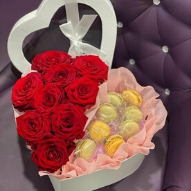 Композиция с розами и макарунсами