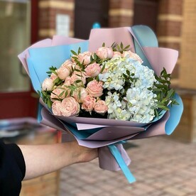 Букет из гортензии и кустовых пионовидных роз