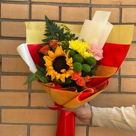 Букет из подсолнухов и кустовых хризантем