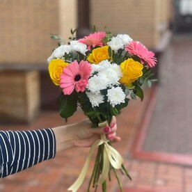 Букет из роз, гербер и хризантем