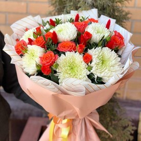 Букет из хризантемы и кустовой розы