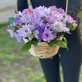 Композиция из кустовой хризантемы в корзине