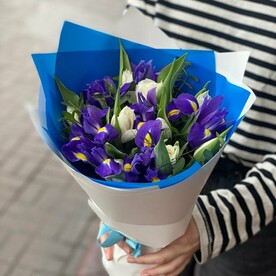 Букет из ирисов и  белых тюльпанов