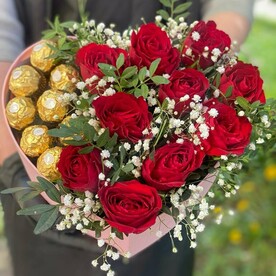 Композиция "Сердце из роз и Ферреро"