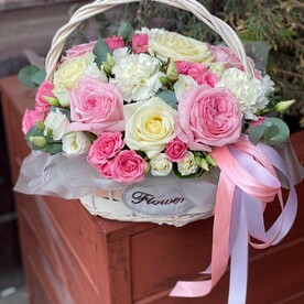 Корзина цветов "Отражение красоты "