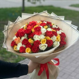 Букет из разноцветных кенийских роз