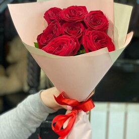 7 красных роз