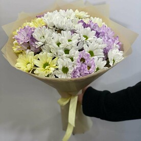 Букет из цветных кустовых хризантем