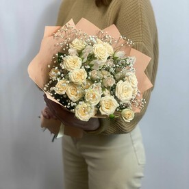 Букет из кустовых роз и гипсофил