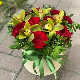 Композиция из орхидей и роз