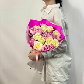 Букет из 11 пионов и роз